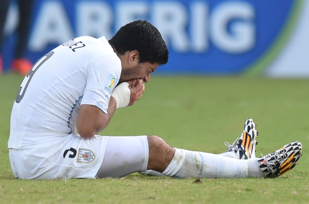 - El mordisco del uruguayo Luis Su&#225;rez al italiano Giorgio Chiellini.