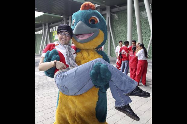 - Con la mascota de los Juegos Suramericanos 2010.