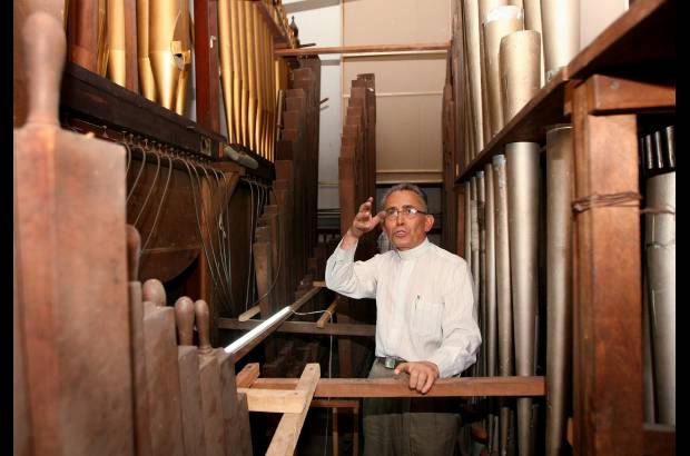 Juan Antonio S&#225;nchez - El &#243;rgano de la iglesia San Jos&#233; tiene 2.600 flautas y, como pocos, cuenta con dos registros de voces humanas.