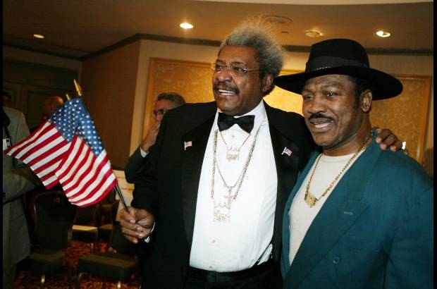 Reuters - Frazier y el promotor Don King posan en Nueva York el 28 de octubre de 2005.