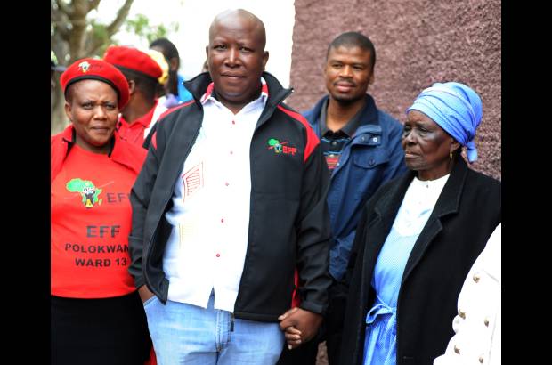 AP - El mismo malestar ha impulsado el ingreso en el Parlamento del partido reci&#233;n creado por el populista y exmiembro de las Juventudes del CNA Julius Malema, los Luchadores por la Libertad Econ&#243;mica (LLE), que abogan por la nacionalizaci&#243;n de los sectores estrat&#233;gicos y la redistribuci&#243;n de la tierr