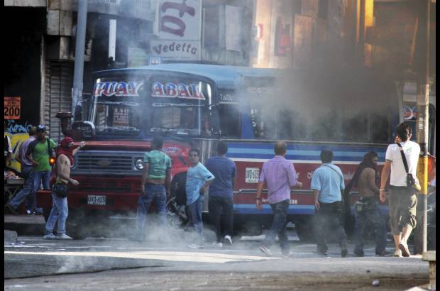 Esteban Vanegas - En la ma&#241;ana de este lunes se presentaron fuertes protestas por parte de algunos vendedores ambulantes de Medell&#237;n.