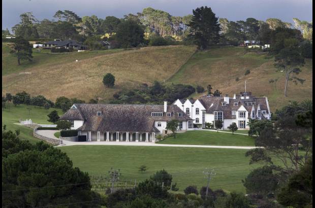Reuters - Al fundador de MegaUpload, Megavideo y Megalive, filiales de su grupo Megaworld con sede en Hong Kong, le ha gustado rodearse en sus apariciones p&#250;blicas de bellas modelos contratadas y jugar al golf en los verdes campos de Nueva Zelanda, pa&#237;s que para &#233;l es &quot;un raro para&#237;so en la Tierra&quot;.