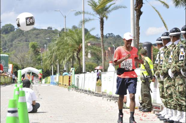 Esteban Jaramillo y Sebasti&#225;n Salazar - M&#225;s de 10 mil competidores se dieron cita en esta hist&#243;rica cita deportiva que se corr&#237;a en las modalidades de 5, 10, 21 y 42 kil&#243;metros.