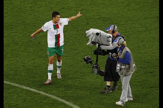 AP - Cristiano Ronaldo, capitán de la selección de Portugal, aseguró que se le malinterpretó una frase en la zona mixta cuando contestó sobre los motivos de la derrota ante España y dijo que se le preguntara a Carlos Queiroz y aseguró: Estoy sufriendo y tengo derecho a sufrir solo.