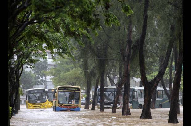 Reuters - El Sol salió momentáneamente este miércoles en Río de Janeiro, después de más de 30 horas seguidas de lluvia.