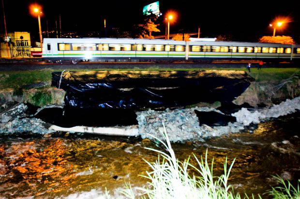 FOTO JUAN ANTONIO S&#193;NCHEZ - Este lunes realizaron an&#225;lisis y mitigaci&#243;n de suelo, pusieron equipos de monitoreo, que establecieron que hab&#237;a un alto riesgo, por lo que determinaron suspender la circulaci&#243;n del metro.