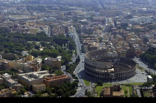 Reuters - Vista aérea del Coliseo Romano, una de las insignias de la capital de Italia.