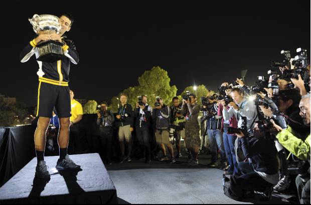 AP - El serbio se valió de su servicio para ganar el tercer set de forma relativamente cómoda en 41 minutos después de que los dos primeros sets hubieran durado 68 y 65 minutos, respectivamente.