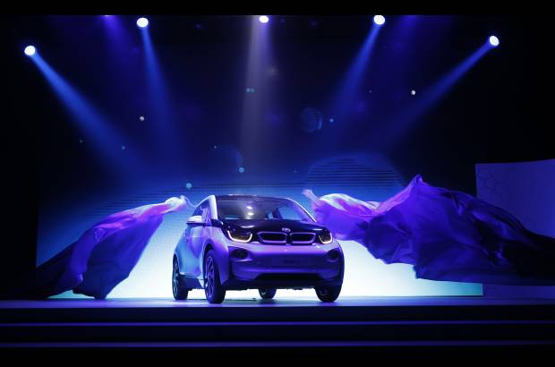 Reuters - BMW present&#243; su primer auto totalmente el&#233;ctrico, el BMW i3, que se dio a conocer en una ceremonia en Beijing esta semana.