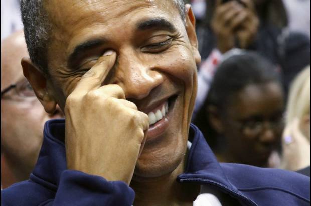 Reuters - Pero los Obama, acompa&#241;ados por su hijas, se resistieron al beso pese al rugido de los espectadores. La pareja se limit&#243; a sonre&#237;r mientras el presidente abrazaba a su esposa al reanudarse el partido.
