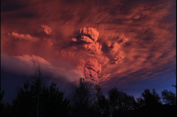 Reuters - El Cord&#243;n Caulle, con 17 kil&#243;metros de extensi&#243;n, es un cord&#243;n de volcanes en formaci&#243;n, y est&#225; al medio de los volcanes Puyehue y Nevada, todos conectados bajo tierra.