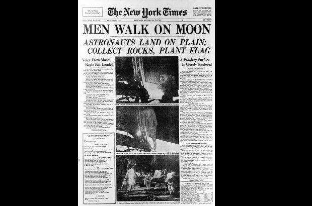 AP - NASA - Julio 21 de 1969. La primera página del New York Times después de que el Apolo 11 aterrizara en la Luna.