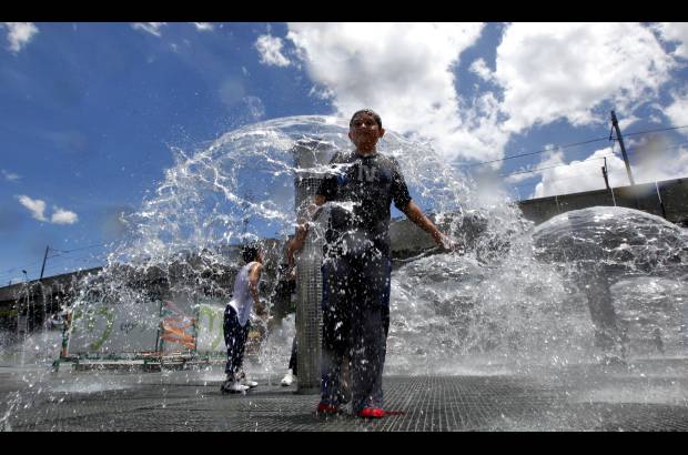Foto: archivo El Colombiano - Las fuentes de agua alrededor del Río Medellín, ahora utilizadas por los niños para jugar durante la ciclovías de los fines de semana.