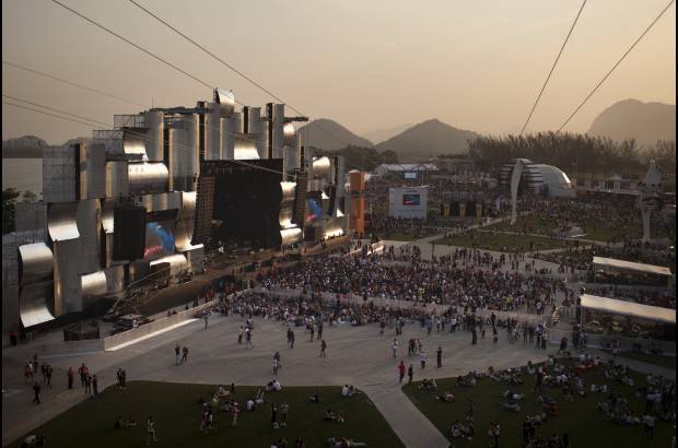 AP - En total 150.000 metros cuadrados conforman la Ciudad del Rock, que pretende proporcionar una experiencia más que musical, gracias a los 160 conciertos en siete días de jornada.