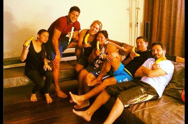 FOTOS CORTES&#205;A - Hulk pos&#243; junto a familiares y amigos en apoyo a su compa&#241;ero.
