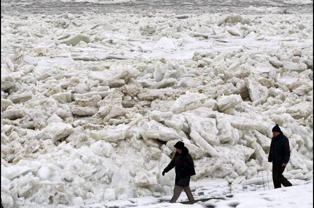 Reuters - Grandes bloques de hielo que se mueven en el río Danubio han dañado cientos de pequeñas embarcaciones y varios restaurantes flotantes, informaron este lunes las autoridades serbias.