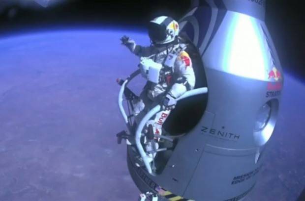 Reuters - Baumgartner se prepara para realizar su caída libre desde 39.045 metros de altitud.