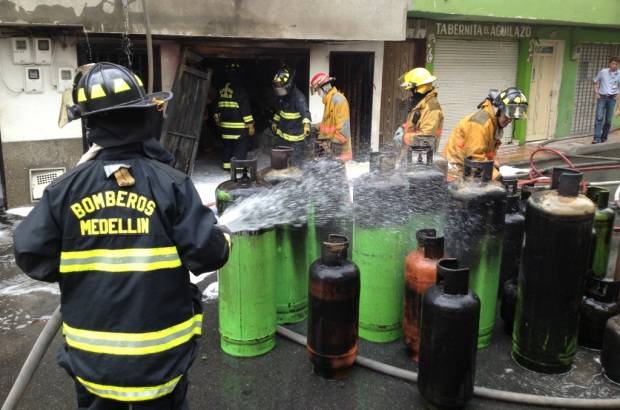 Foto Esteban Vanegas - Las personas del sector de Moravia estuvieron cerca de vivir una tragedia, luego de que un expendio de pipetas de gas propano que funcionaba en el primer nivel de una vivienda, se consumiera por las llamas este viernes al mediod&#237;a.