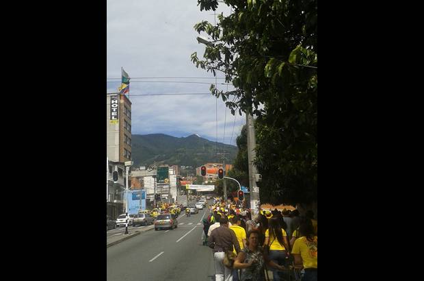 Sandra L&#243;pez Herrera - Con camisetas rojas y amarillas Medell&#237;n disfrut&#243; del encuentro entre la Selecci&#243;n Colombia y Brasil. El parque El Poblado, parque Lleras, avenida 33 y la plazoleta del Centro Administrativo La Alpujarra fueron los lugares de encuentro.