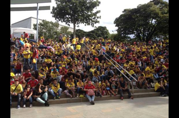 Julio Cesar Herrera - Con camisetas rojas y amarillas Medell&#237;n disfrut&#243; del encuentro entre la Selecci&#243;n Colombia y Brasil. El parque El Poblado, parque Lleras, avenida 33 y la plazoleta del Centro Administrativo La Alpujarra fueron los lugares de encuentro.