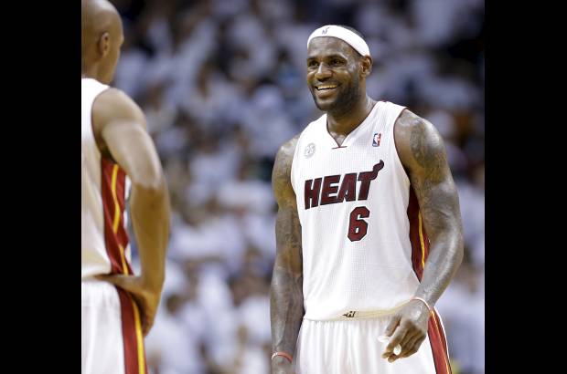AP - LeBron James es el jugador más importante de los Heat y de la NBA. Va por su segunda corona individual.