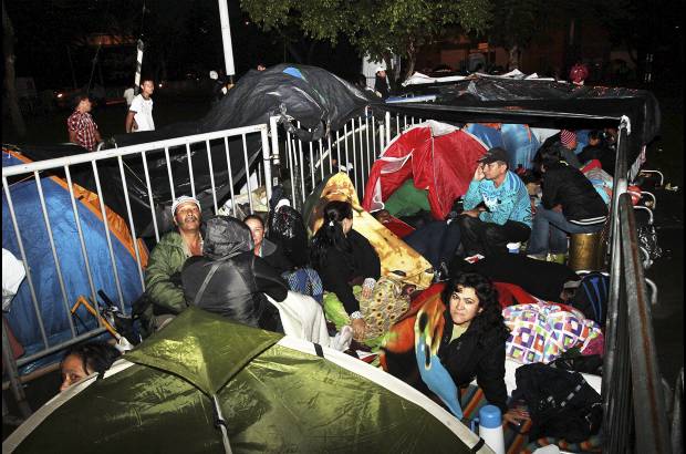 Foto R&#243;binson Saenz - El puente peatonal de San Juan sirvi&#243; de refugio para pasar la noche.