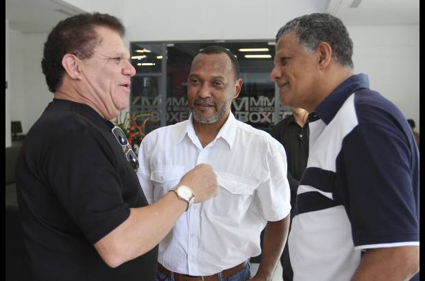 R&#243;binson S&#225;enz - Gabriel Romero, Ponciano Castro y &#193;lvaro Santamar&#237;a. El primero canta el himno escarlata: &quot;no necesito que est&#233;s arriba, para querete glorioso DIM&quot;.