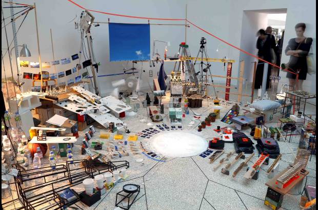 AP - Triple point es la instalaci&#243;n de Sarah Sze, de Estados Unidos. La bienal permite que conversen obras de artistas de todo el mundo.
