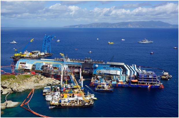 FOTOS AP - El crucero Costa Concordia empez&#243; este lunes a enderezarse de nuevo, veinte meses despu&#233;s de encallar junto a la isla italiana del Giglio, operaci&#243;n de ingenier&#237;a sin precedentes en la que participan 500 personas y que tiene un coste total de 600 millones de d&#243;lares.