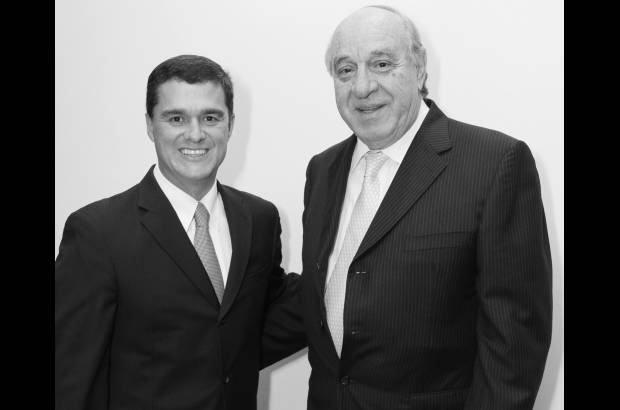 Archivo - Junto a Carlos Ra&#250;l Yepes, presidente del Grupo Bancolombia.