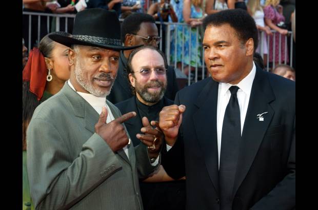 Reuters - Joe Frazier, que le propin&#243; a Muhammad Ali su primera derrota pero que siempre tuvo que estar a su sombra, falleci&#243; v&#237;ctima de un c&#225;ncer en el h&#237;gado. Ten&#237;a 67 a&#241;os.