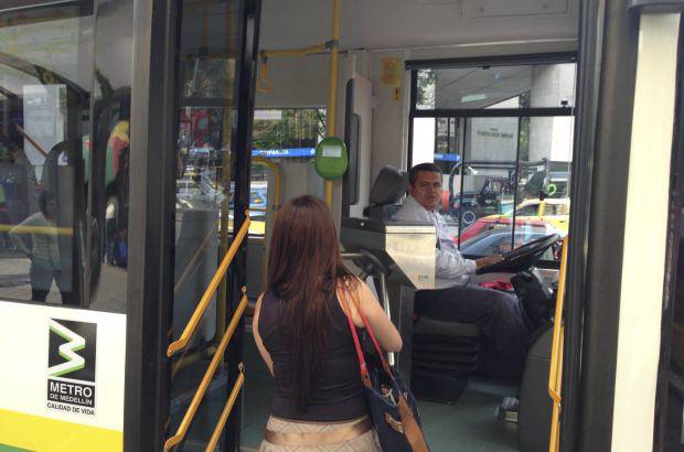 - Carlos Hern&#225;ndez se estren&#243; como conductor en esta nueva ruta. Antes conduc&#237;a por las v&#237;as dedicadas y not&#243; la diferencia de transitar junto a otros veh&#237;culos.