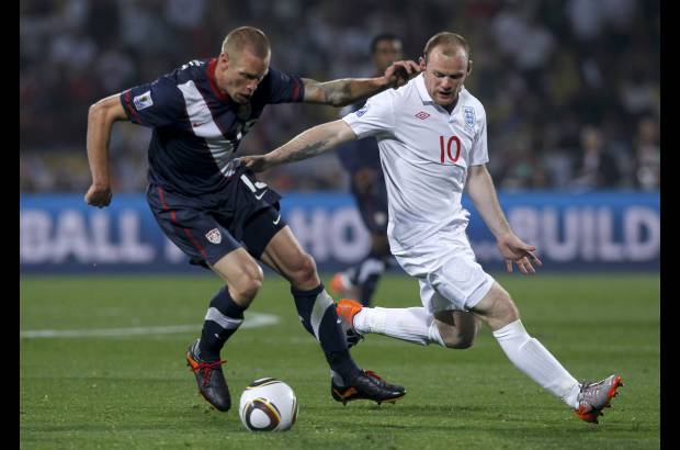 Reuters - En la batalla de superastros, Lionel Messi le gan&#243; el primer round a Wayne Rooney y ahora hay que esperar el debut de Cristiano Ronaldo.