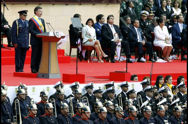 Reuters - Juan Manuel Santos hizo referencia a la labor en derechos humanos del vicepresidente, Angelino Garz&#243;n, y dijo que el de sus ministros es un equipo de lujo dispuesto de servirle al pa&#237;s vamos a poner todo de nuestra parte para este amanecer.
