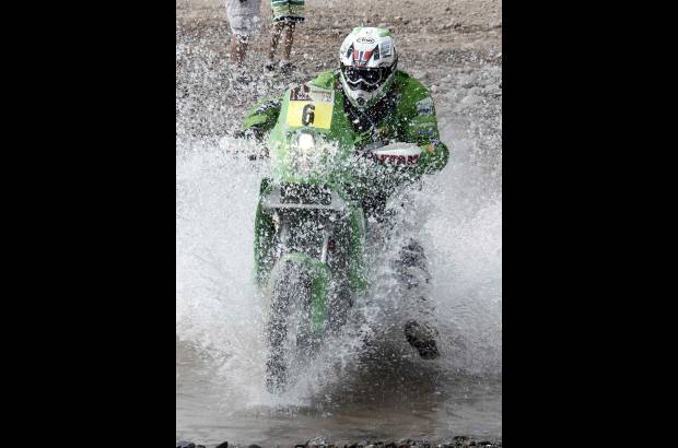 Reuters - La carrera ha despertado polémica en los países que se realiza por el daño ecológico que puedan ocasionar los automotores sobre las especies que hay en el terreno del recorrido.