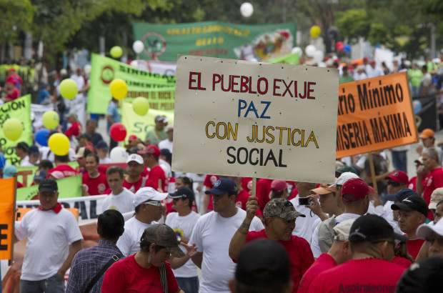 ESTEBAN VANEGAS - Las centrales obreras y grupos estudiantiles de las universidades Nacional y de Antioquia marcharon este 1 de mayo por las calles de Medell&#237;n, exigiendo garant&#237;as laborales al Gobierno Nacional. Al final de la movilizaci&#243;n se presentaron algunos enfrentamientos entre varios manifestantes y agentes de la Polic&#237;a.
