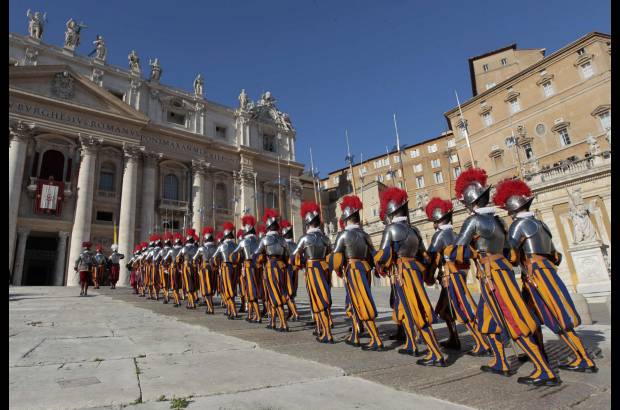 Reuters - Ante varios miles de personas reunidas en la plaza de San Pedro del Vaticano en una ma&#241;ana soleada, pero fr&#237;a, el Pont&#237;fice pronunci&#243; el tradicional Mensaje de Navidad, en el que repas&#243; la situaci&#243;n en el mundo y pidi&#243; el cese de la violencia en Siria, &quot;donde ya se ha derramado demasiada sangre&quot;.
