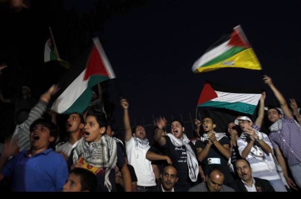 Reuters - La emoci&#243;n desbord&#243; la plaza del M&#225;rtir Yaser Arafat, en el centro de Ramala, al oirse al presidente palestino, Mahmud Ab&#225;s, pedir en el pleno de la Asamblea General de la ONU la admisi&#243;n de &quot;Palestina con las fronteras de 1967 con Jerusal&#233;n Este como su capital&quot;.