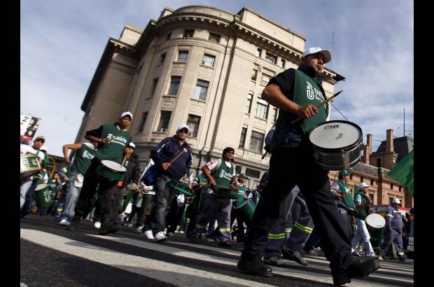 Reuters - Las terminales de autobuses se colmaron de pasajeros indignados por la interrupción del metro y las autopistas de acceso a la capital se congestionaron a causa de una mayor afluencia de automovilistas.