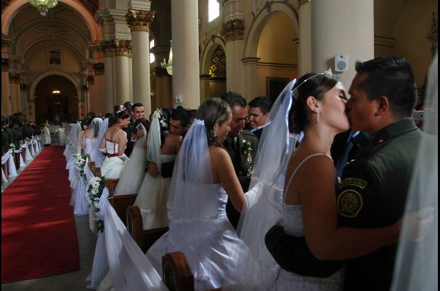 Colprensa-Germ&#225;n Enciso - En la Catedral Primada de Bogot&#225; se realiz&#243; el Matrimonio Colectivo de 97 uniformados de la Polic&#237;a Nacional.