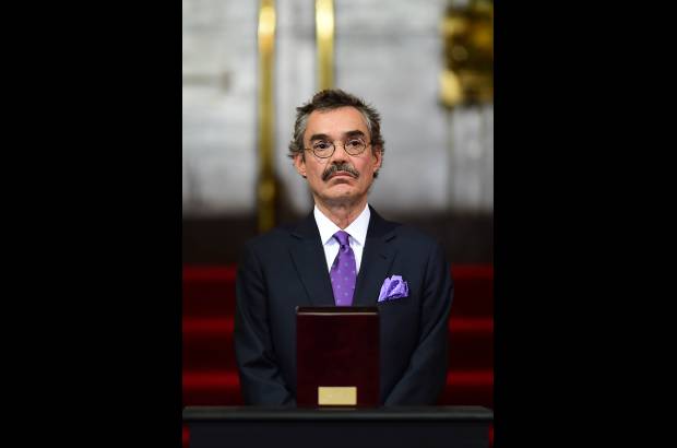 AFP - Gonzalo Garc&#237;a Barcha frente a las cenizas de su padre.