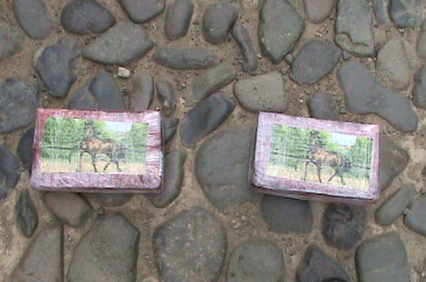 Cortes&#237;a: Polic&#237;a - Los paquetes de coca&#237;na ten&#237;an todos una foto de un caballo que identifica la banda a la que le pertenece el alucin&#243;geno.
