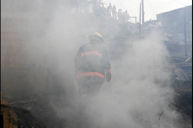 Esteban Vanegas - La falta de hidrantes dificult&#243; la labor de los bomberos.