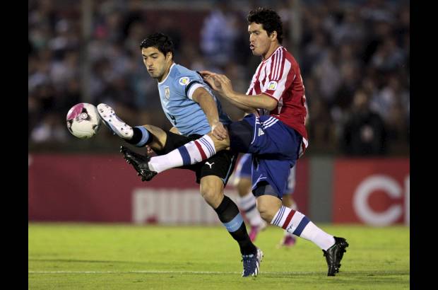 Reuters - Uruguay se qued&#243; con 13 puntos con el empate ante Paraguay.