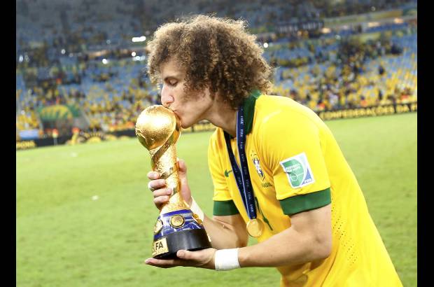 Reuters - David Luiz besando el trofeo. El defensa evit&#243; que Pedro anotar&#225; para Espa&#241;a al sacar un disparo de la raya.