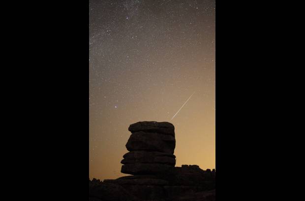 Reuters - As&#237; se vio la lluvia de estrellas en el cielo nocturno de El Torcal, en Antequera, cerca de M&#225;laga en Espa&#241;a.
