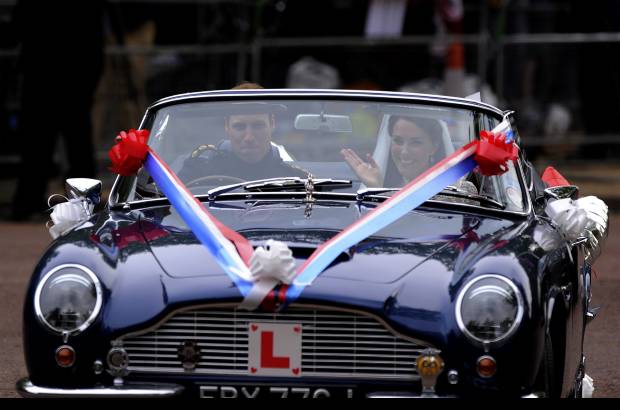 Reuters - Tras la recepci&#243;n que ofreci&#243; la reina Isabel II en su residencia oficial, a Guillermo se le vio al volante del autom&#243;vil con una gran sonrisa y con otro uniforme, esta vez de color azul, mientras que Catalina saludaba a la gente vestida a&#250;n con su traje de novia.