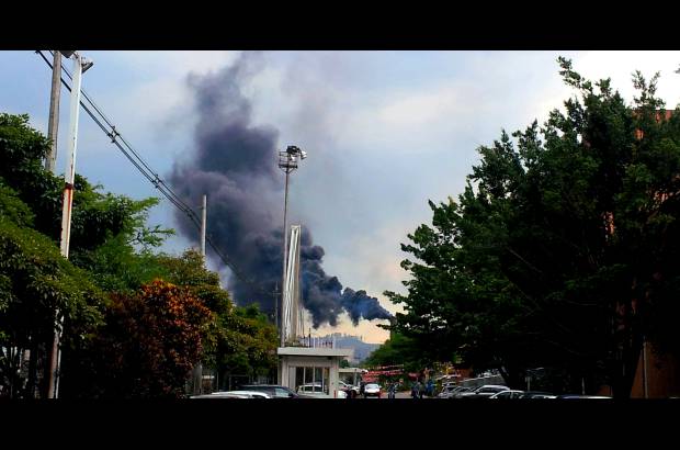 FOTO CORTES&#205;A - Desde diferentes puntos del sur del &#225;rea metropolitana se report&#243; la aparici&#243;n de una columna de humo que sal&#237;a de las instalaciones de Peldar. La empresa inform&#243; que se trata de un trabajo de mantenimiento.
