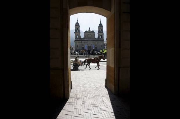 Germ&#225;n Enciso, Colprensa - La estampa de carretas tiradas por burros o caballos, conocidas en como &quot;zorras&quot; o carretillas, est&#225; a punto de desaparecer en Bogot&#225; por decreto, en medio de las protestas de los &quot;zorreros&quot;, que se resisten a abandonar esta forma de vida.